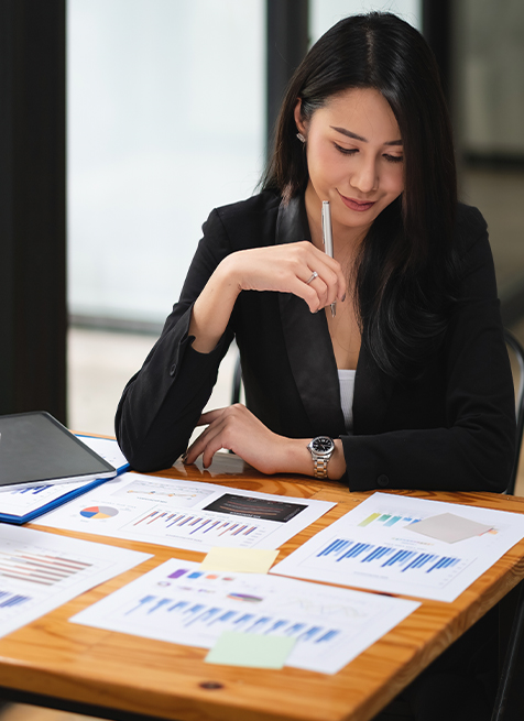 100924 - Benefits of Metrics Blog Header Artwork Businesswoman analyzing data